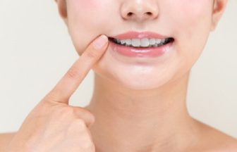 口臭の原因「臭い玉（膿栓）」ができる原因は？取り方とともに解説