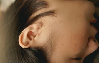 耳が臭い原因は耳垢？病気？加齢臭？耳が臭い時の原因と対策