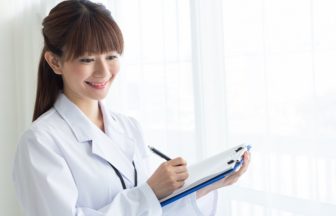 脇汗の臭いがくさいのはワキガ？チェック方法と臭い対策