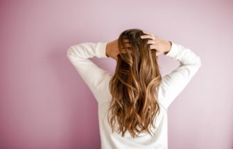 頭皮と髪のべたつき原因は皮脂の分泌？このシャンプーでいいの？