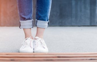 足用消臭スプレーはストッキングや靴下の上から使っても大丈夫？